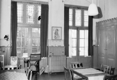 850911 Interieur van een woonkamer in het klooster van de Zusters van O.L. Vrouw ter Eem in Amersfoort (Deken ...